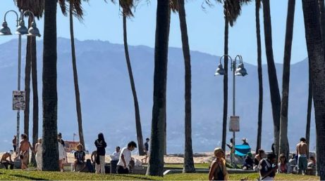 A proximidade entre Venice Beach e Santa Monica revela um contraste constante da Califórnia. Enquanto Venice mantém uma energia mais caótica e ligada à expressão urbana, Santa Monica funciona com lógica mais previsível, voltada ao conforto, consumo e turismo tradicional.