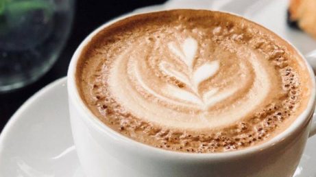 O Festival do Café no Triângulo SP movimenta o centro de São Paulo entre 19 e 22 de maio com cafeterias participantes, combos promocionais, oficinas temáticas e programação musical gratuita. O evento celebra a cultura do café e reúne estabelecimentos tradicionais da região, como o Café Girondino e a Casa Godinho.