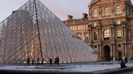 O Museu do Louvre, em Paris, vai passar por uma grande reforma dentro do projeto “Louvre: Novo Renascimento”. O plano prevê a criação de uma nova entrada pela fachada leste, melhorias na circulação interna e a construção de uma sala exclusiva para a Mona Lisa. Além disso, a Colunata será revitalizada e integrada a um novo projeto paisagístico.