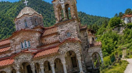 Igreja na Grécia tem inclinação maior que a Torre de Pisa e surpreende turistas