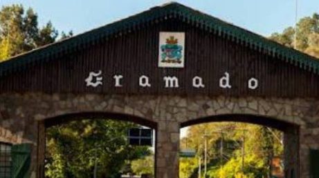 Gramado incorporou uma nova atração turística inspirada na tradição italiana das “buchette del vino”. A cidade agora conta com janelas onde visitantes podem comprar vinho de forma direta e rápida, em espaços como o centro e a Rua Coberta. A experiência une história, cultura e turismo em um formato diferenciado.