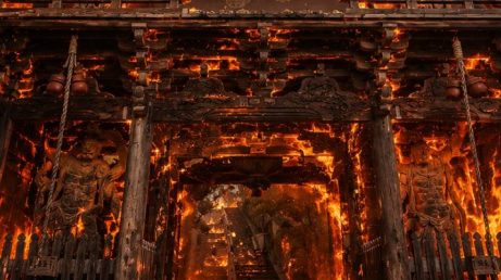 Brasas da chama sagrada sobreviveram ao incêndio que atingiu tradicional templo budista japonês.