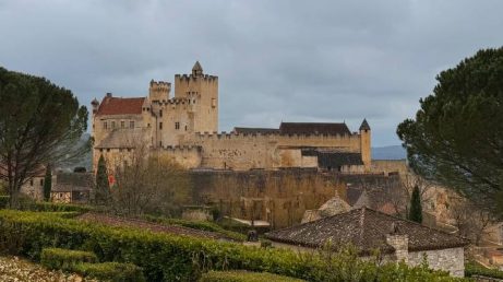 O castelo é o motivo que leva milhares de visitantes a Beynac-et-Cazenac todos os anos. Entretanto, limitar o vilarejo à sua fortaleza significa ignorar ruas medievais preservadas, vistas impressionantes sobre o Dordogne e uma atmosfera histórica única na região.