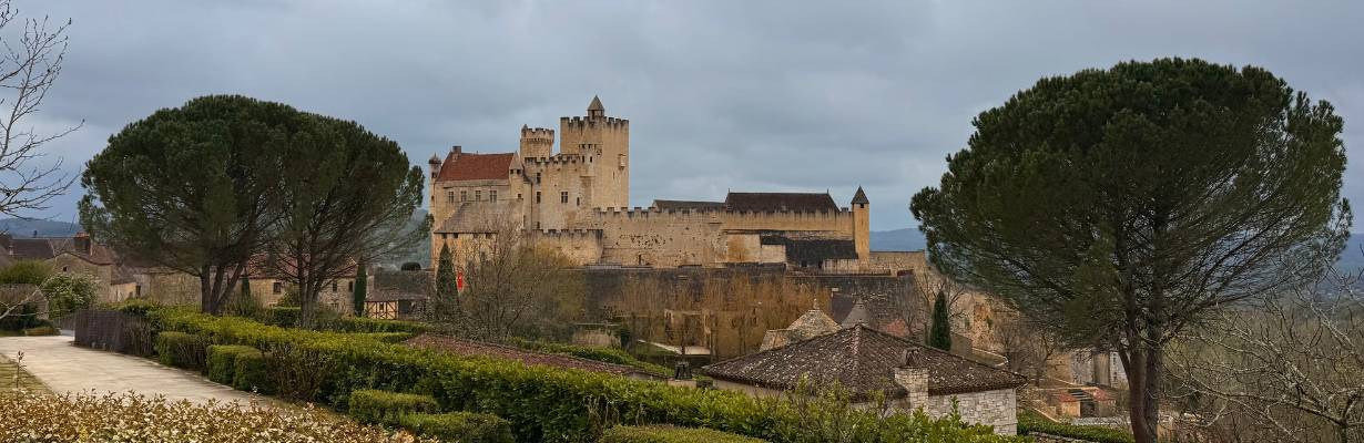 Beynac-et-Cazenac e o vilarejo que vive à sombra do castelo
