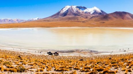 Muito além do Salar de Uyuni, a Bolívia surpreende com cidades históricas, lagos, montanhas e paisagens únicas na América do Sul. Além disso, o país entrega uma viagem diferente, acessível e cheia de experiências marcantes.