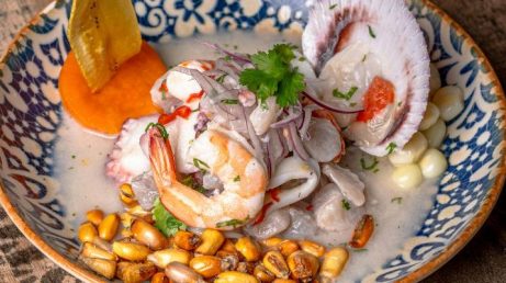 Lima conquistou o primeiro lugar no ranking gastronômico da Time Out graças à qualidade da culinária local e ao excelente custo-benefício. Confira quais destinos completam o Top 10 mundial em 2026.