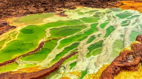 Estas paisagens surpreendentes desafiam a lógica e fazem muitos viajantes se sentirem em outro mundo.