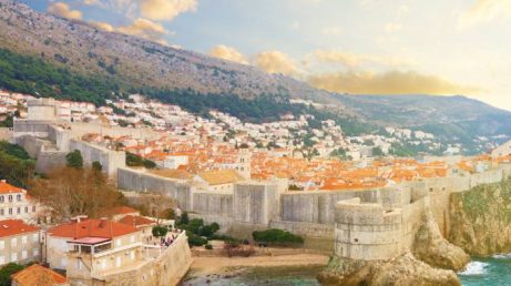A Croácia se destaca como um dos destinos mais encantadores da Europa durante o verão. Com águas cristalinas, cidades medievais, ilhas paradisíacas e parques naturais impressionantes, o país oferece atrações para todos os estilos de viajantes. Conheça destinos como Dubrovnik, Split, Hvar, Korčula, Rovinj, Zadar e os Lagos de Plitvice, e descubra por que o litoral croata conquista turistas do mundo inteiro.