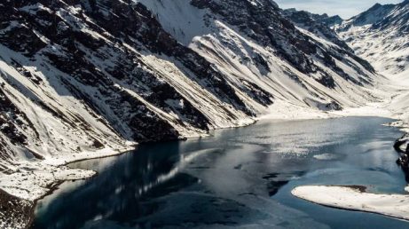 A Laguna del Inca é um dos cenários mais impressionantes do Chile, cercada pelas montanhas da Cordilheira dos Andes e repleta de histórias e paisagens inesquecíveis. Neste guia, você confere onde fica, como chegar, quando visitar, o que fazer, onde se hospedar, onde comer e beber, além de dicas práticas, curiosidades e informações sobre os vinhos chilenos que podem complementar a viagem. Ideal para quem busca natureza, aventura e experiências únicas próximas a Santiago.