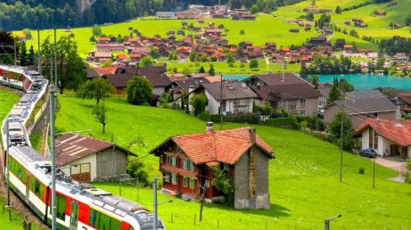 A Suíça reúne cidades que unem natureza, cultura e organização urbana exemplar. Além disso, o país facilita deslocamentos rápidos entre destinos, permitindo roteiros completos em poucos dias.