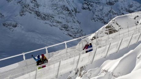 O Mount Titlis inaugurou a Torre Titlis, nova atração localizada a 3.020 metros de altitude nos Alpes suíços. A estrutura reúne o restaurante Joseph’s, a boutique Rolex mais alta do mundo e o Horizon Deck, plataforma com vista panorâmica de 360 graus. A novidade integra um amplo projeto de modernização que pretende fortalecer o destino no turismo internacional de montanha.
