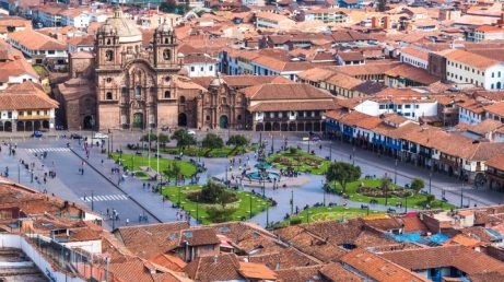 Muito além de Machu Picchu, Cusco oferece atrações que combinam história, cultura e natureza. O destino abriga o centro histórico tombado pela UNESCO, a fortaleza de Sacsayhuamán, o Vale Sagrado dos Incas, as Salineras de Maras, Moray, a Montanha das Sete Cores e a Lagoa Humantay. Além disso, mercados tradicionais, bairros charmosos e experiências gastronômicas permitem uma imersão na cultura peruana. Confira o que fazer em Cusco e descubra por que a cidade é um dos destinos mais fascinantes da América do Sul.