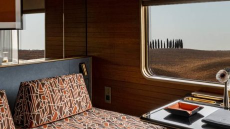 Símbolo de luxo e sofisticação, o Expresso do Oriente marcou a história das viagens ferroviárias ao conectar importantes cidades da Europa. Nesta matéria, descubra como surgiu o lendário trem, conheça suas rotas, curiosidades, a relação com Agatha Christie e os projetos que mantêm viva a tradição de uma das experiências sobre trilhos mais famosas do mundo.