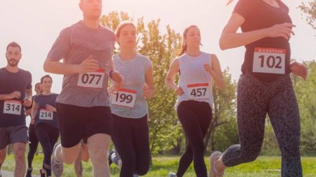 O turismo esportivo impulsiona o número de corredores que viajam para participar de maratonas ao redor do mundo. Enquanto provas internacionais movimentam bilhões na economia, a Maratona do Rio bateu recorde de inscrições e se consolida como uma das principais corridas de rua do Brasil.