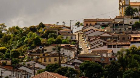 A Casa da Ópera, em Ouro Preto (MG), foi oficialmente tombada como Patrimônio Cultural Brasileiro pelo Iphan. O teatro, fundado em 1770 e considerado o mais antigo em funcionamento contínuo das Américas, agora possui proteção federal individual. O reconhecimento ocorre após décadas de processo e reforça a importância histórica, arquitetônica e social do espaço, que passou por restauração recente e já recebeu figuras como Dom Pedro II e Juscelino Kubitschek.