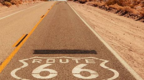 A icônica Rota 66 celebra seu centenário em 2026 mantendo viva a tradição das viagens rodoviárias nos Estados Unidos. Criada na década de 1920 para ligar Chicago a Los Angeles, a estrada se tornou um símbolo de liberdade, aventura e recomeço. Ao longo do percurso, cidades como St. Louis, Springfield, Tulsa e Albuquerque preservam museus, monumentos, hotéis históricos e atrações que ajudam a contar a história da chamada “Estrada Mãe”, uma das rotas turísticas mais famosas do mundo.