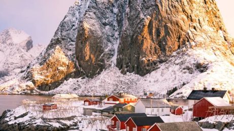 A Noruega se destaca como um dos destinos mais impressionantes do mundo, reunindo natureza extrema, cidades modernas e forte identidade cultural. Este guia apresenta os principais pontos turísticos do país, como Oslo, Bergen, Geirangerfjord, Lofoten e Tromsø, além de experiências marcantes como a Aurora Boreal, o Sol da Meia-Noite e as rotas ferroviárias panorâmicas. Ao longo do texto, evidencia-se como a geografia norueguesa influencia diretamente o estilo de vida local e o turismo.