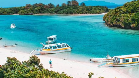 Do azul intenso de Okinawa às baías urbanas de Kanagawa, o Japão surpreende com praias paradisíacas ainda pouco exploradas pelos viajantes.