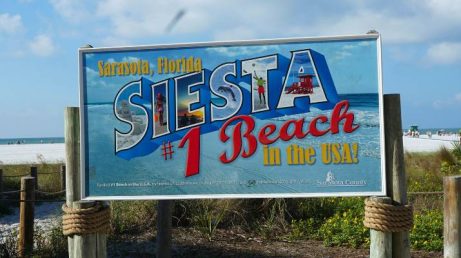 A Praia de Siesta, em Siesta Key, ficou em 7º lugar no ranking mundial de 2026 e chama atenção por sua areia de quartzo que permanece fria mesmo sob o sol da Flórida.