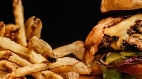 Um dos melhores hambúrgueres do mundo está em Pinheiros, em São Paulo. Descubra mais sobre o menu e quanto custa comer lá!