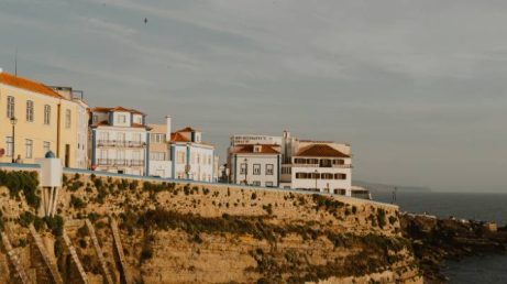 Quer conhecer a verdadeira Ericeira? Deixe as sugestões óbvias de lado e explore a vila com um olhar local. Descubra o que fazer de manhã, à tarde e à noite.