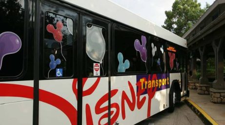 Nova política restringe o acesso aos ônibus entre Disney Springs e os resorts, afetando hóspedes e visitantes que costumavam conhecer os hotéis do complexo.