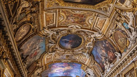 A Galeria de Apolo do Louvre reabre sem as Joias da Coroa Francesa após roubo milionário. Veja o que mudou!