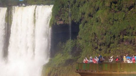 Foz do Iguaçu oferece muito mais do que as famosas Cataratas. Neste guia completo, descubra o que fazer na cidade, conheça Itaipu, o Parque das Aves, o Marco das Três Fronteiras e atrações no Paraguai e na Argentina, além de conferir dicas de roteiro, melhor época para viajar e quantos dias ficar.
