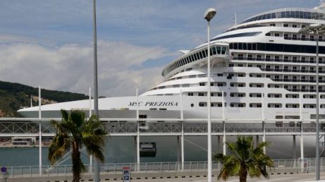 Barcelona pretende aumentar de 11 para 30 euros a taxa cobrada de passageiros de cruzeiros que permanecem menos de 12 horas na cidade. A proposta busca reduzir o turismo de curta duração e ainda depende da aprovação do Parlamento da Catalunha.