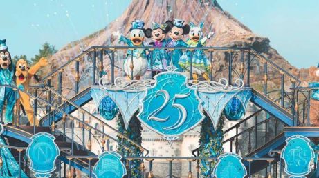 Os ingressos do Tokyo Disneyland e do Tokyo DisneySea ficarão mais caros a partir de 10 de outubro. O valor máximo para adultos passará a ser de 12.400 ienes, enquanto a administração atribui o reajuste à nova área Fantasy Springs e ao aumento dos custos de construção e pessoal.