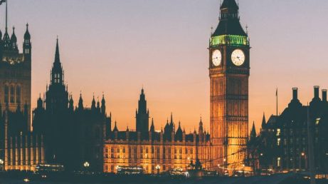 Londres vai muito além dos seus monumentos históricos e cartões-postais. A capital britânica também serve de cenário para grandes produções do cinema e da televisão. Neste roteiro, reunimos 10 locais de filmes e séries que podem ser visitados pelos viajantes, passando por cenários de Harry Potter, Bridgerton, Sherlock, James Bond e outras obras famosas.
