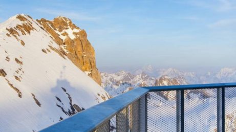 O complexo Titlis inaugurou a Torre Titlis, nova atração localizada a mais de três mil metros de altitude nos Alpes Suíços. A estrutura reúne um mirante panorâmico, restaurante de alta gastronomia e boutique de luxo, além de integrar um amplo projeto de modernização com foco em sustentabilidade, que será concluído até 2029.