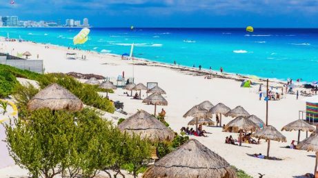 O México oferece muito mais do que praias paradisíacas. Entre os destaques estão os cenotes da Península de Yucatán, o sítio arqueológico de Chichén Itzá, as belezas de Tulum, a rica gastronomia mexicana e o complexo histórico de Teotihuacán, experiências que tornam qualquer viagem ainda mais completa.
