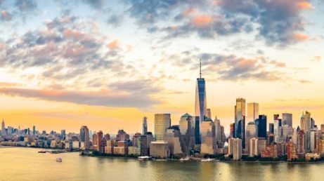 Nova York é um verdadeiro cenário a céu aberto para o cinema e a televisão. Da fachada do prédio de Friends aos degraus do MET, eternizados em Gossip Girl, a cidade reúne locações que marcaram gerações. Confira 10 lugares imperdíveis para incluir no roteiro e reviver cenas de produções famosas enquanto explora a Big Apple.