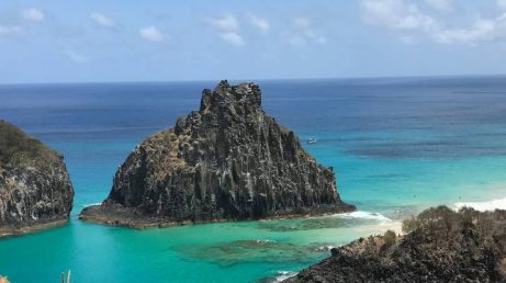 Descubra quanto custa viajar para Fernando de Noronha em 2026: passagem, hospedagem, passeios e transporte. Planeje sua viagem com o preço total estimado.