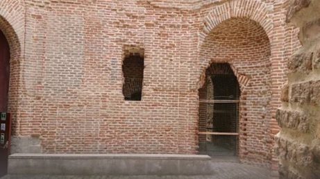 Escondida no bairro de Lavapiés, em Madri, a Biblioteca de las Escuelas Pías ocupa um edifício histórico com mais de 250 anos. O espaço combina a arquitetura de uma antiga igreja com elementos modernos e oferece uma visita limitada ao público.