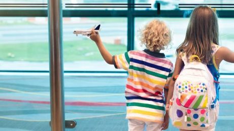 A procura pela Autorização Eletrônica de Viagem cresceu em Minas Gerais antes das férias escolares de julho. O documento pode ser necessário para crianças e adolescentes que viajam desacompanhados ou com apenas um dos responsáveis, e pode ser emitido de forma digital.