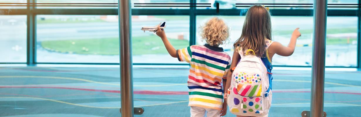 Férias com crianças: veja como funciona a autorização para viagens de menores