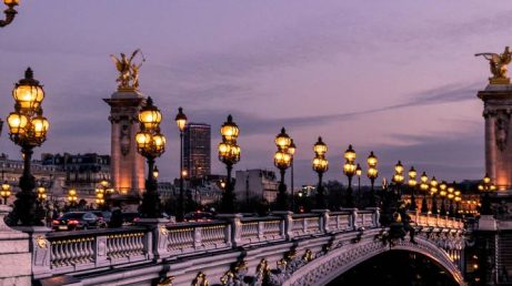 Paris é um dos destinos mais cinematográficos do mundo e serviu de cenário para diversas produções famosas. Neste roteiro, reunimos 10 locais que aparecem em filmes e séries como Emily em Paris, Lupin, O Código Da Vinci, O Diabo Veste Prada e O Fabuloso Destino de Amélie Poulain. Além de conhecer pontos turísticos históricos, os viajantes podem visitar cenários que ganharam destaque nas telas e descobrir a capital francesa por uma nova perspectiva.