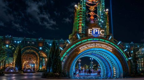 Epic Universe estreia show noturno com fogos, fontes e 7 milhões de luzes. Saiba como e quando é o espetáculo!