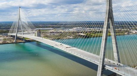 Nova travessia conecta Detroit a Windsor, funciona 24 horas e chama atenção pelo desenho inspirado no hóquei.
