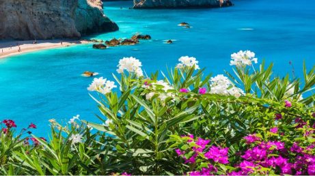 Mykonos, Santorini e Zakynthos são espetaculares, mas a Grécia vai muito além das ilhas mais famosas — e esta lista reúne outros paraísos que merecem entrar no roteiro.