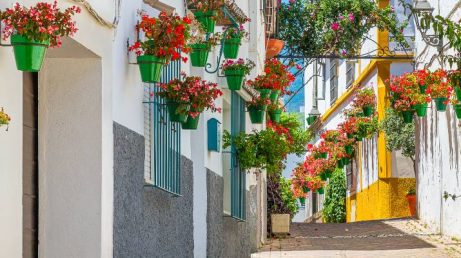 A seleção reúne destinos de diferentes regiões da Espanha e mostra por que cada um deles merece espaço em um roteiro pelo país.