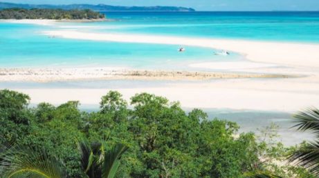O levantamento reúne destinos de diferentes continentes e destaca as praias que mais se destacaram na avaliação de especialistas.