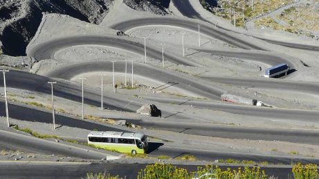 Rotas voltam a operar após as nevascas, mas motoristas ainda precisam seguir horários específicos e portar correntes para neve.