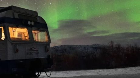 Um trem na Noruega transforma a busca pela aurora boreal em uma experiência organizada, confortável e pensada para maximizar o avistamento.