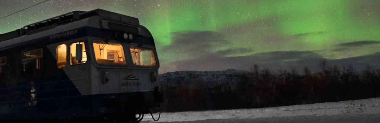 Trem na Noruega leva turistas para observar a aurora boreal em meio ao Ártico