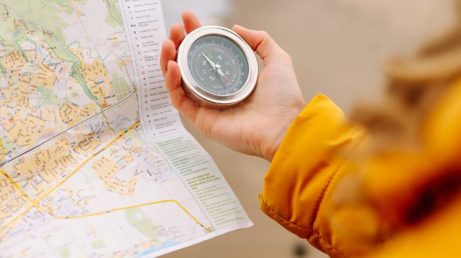 A tendência deadzoning vem conquistando viajantes que desejam reduzir o tempo de tela e aproveitar experiências mais presentes. De paisagens naturais da Patagônia e do Atacama até destinos brasileiros como Jalapão e Chapada dos Veadeiros, conheça lugares perfeitos para se desconectar do celular, desacelerar e viver cada momento da viagem de forma mais consciente.