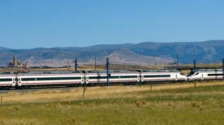 Barcelona deve inaugurar, em 2027, uma nova linha ferroviária que conectará o centro da cidade ao Aeroporto El Prat em cerca de 20 minutos. O projeto prevê trens a cada 15 minutos, espaço para bagagens e novas conexões com importantes estações da capital catalã.