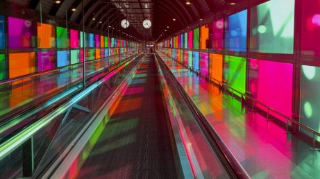 Aeroporto de Madri elimina retirada de líquidos e eletrônicos na inspeção. Veja o que muda para quem embarca!